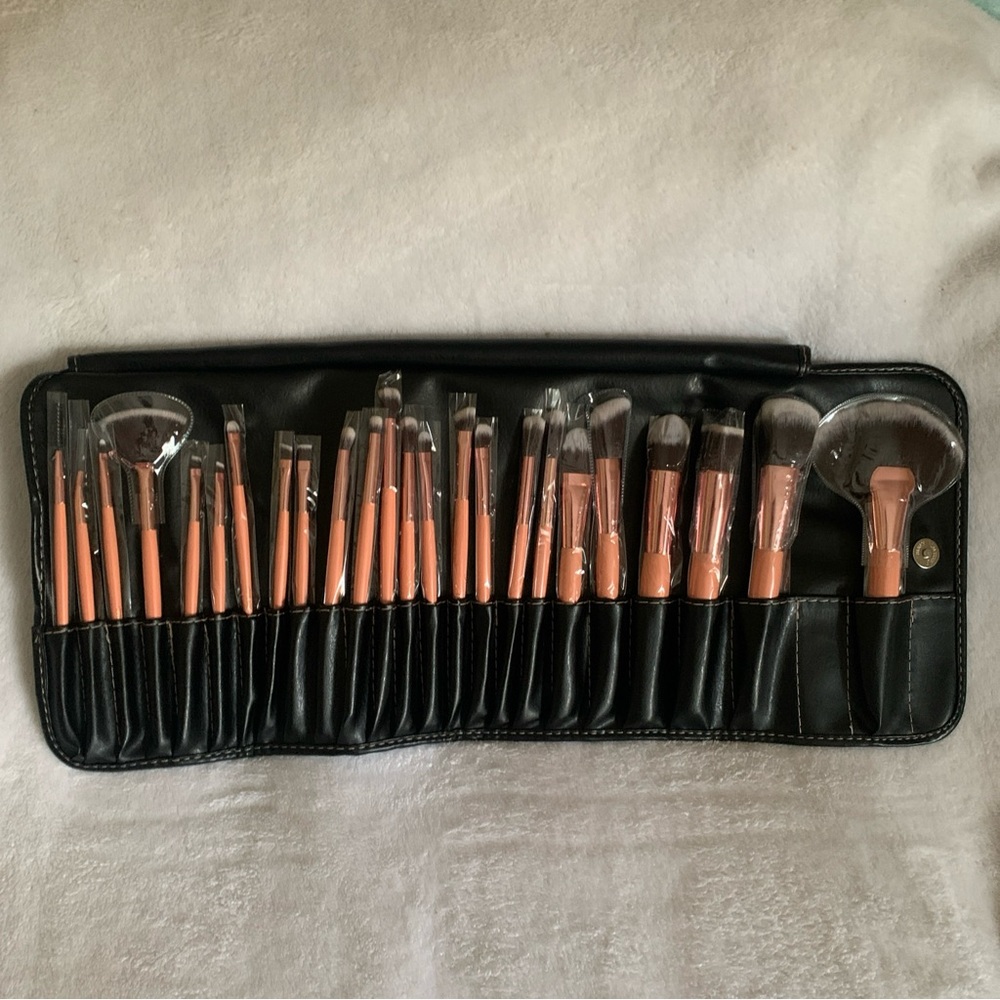 Beauty Creations Makeup Brushes Kit 24 PC - Luxe - With case